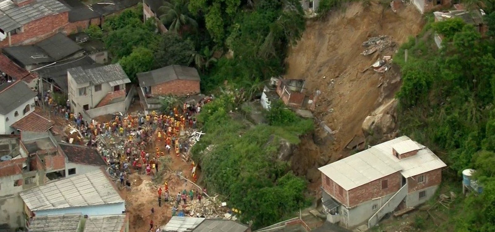 Sobe para 14 o número de mortos em deslizamento em Niterói