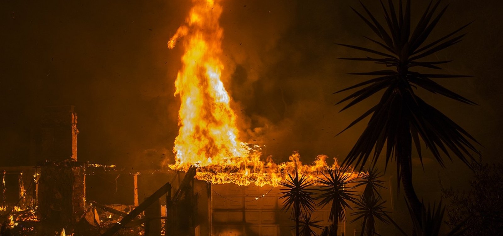 Apenas 30% das chamas de incêndio na Califórnia foram contidas