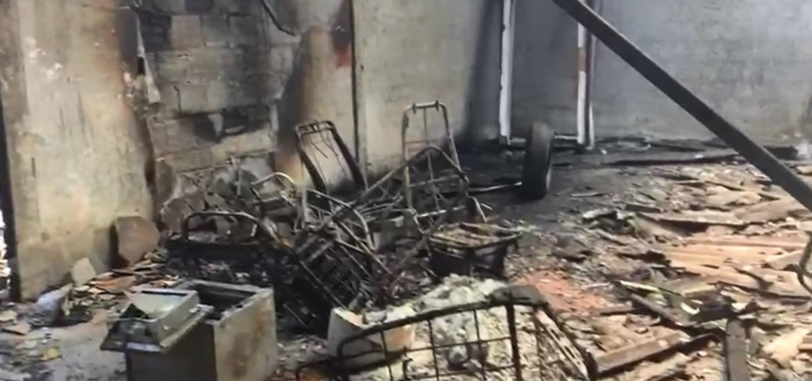 Incêndio afeta antigo depósito de empresa de valores em Eunápolis