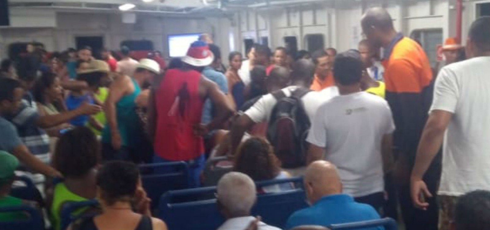 Idoso de 82 anos morre após passar mal durante travessia de ferry-boat