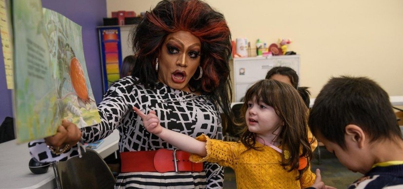 Drag queen reúne famílias com crianças para ler histórias nos EUA