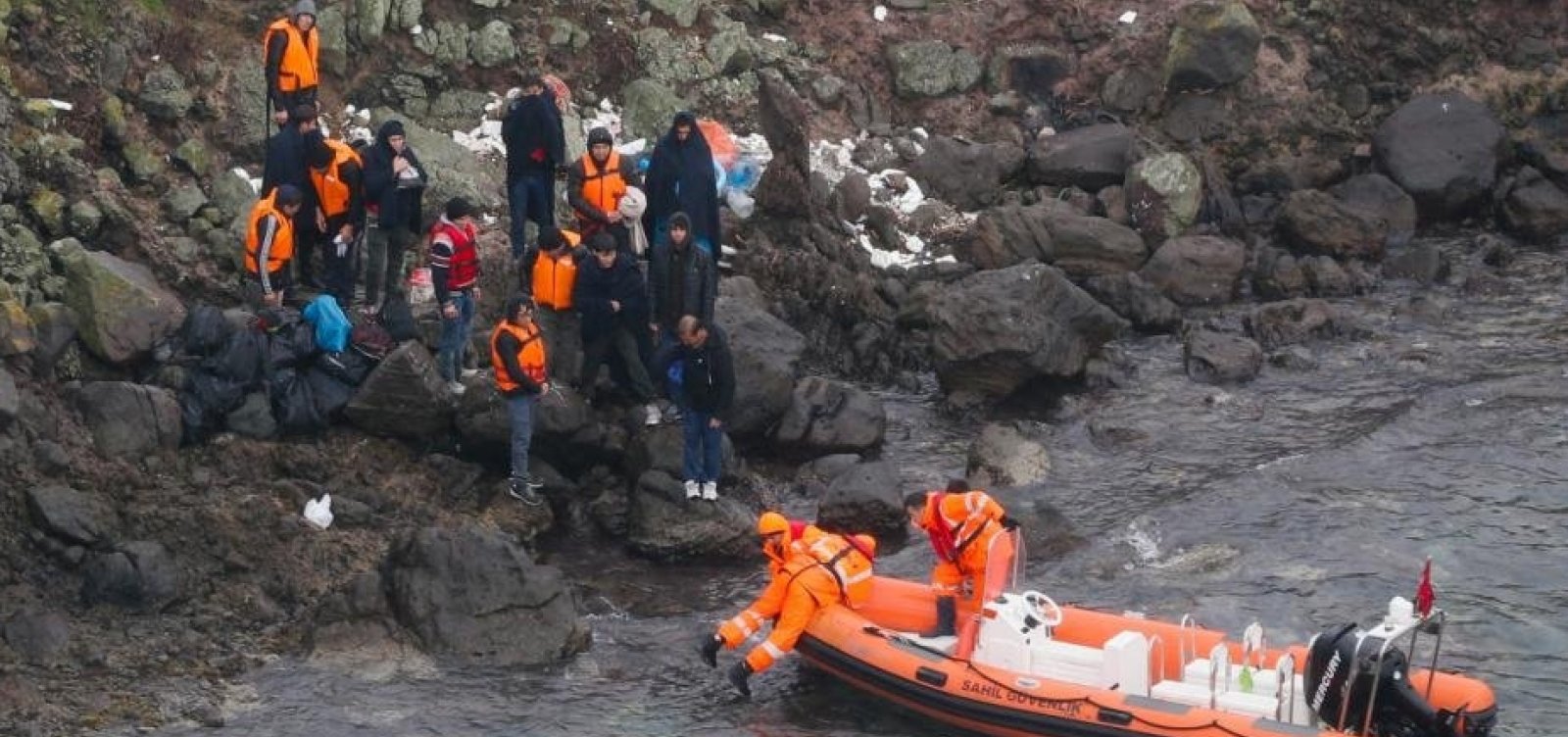 Turquia resgata 44 refugiados após naufrágio a caminho da ilha de Lesbos