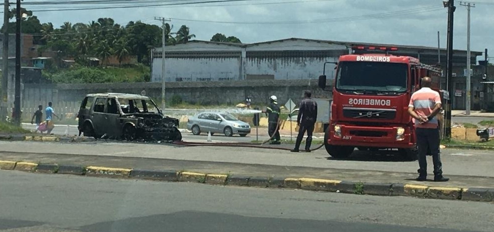 Assista: carro de presidente do Bahia pega fogo; cartola se dirigia à Cidade Tricolor