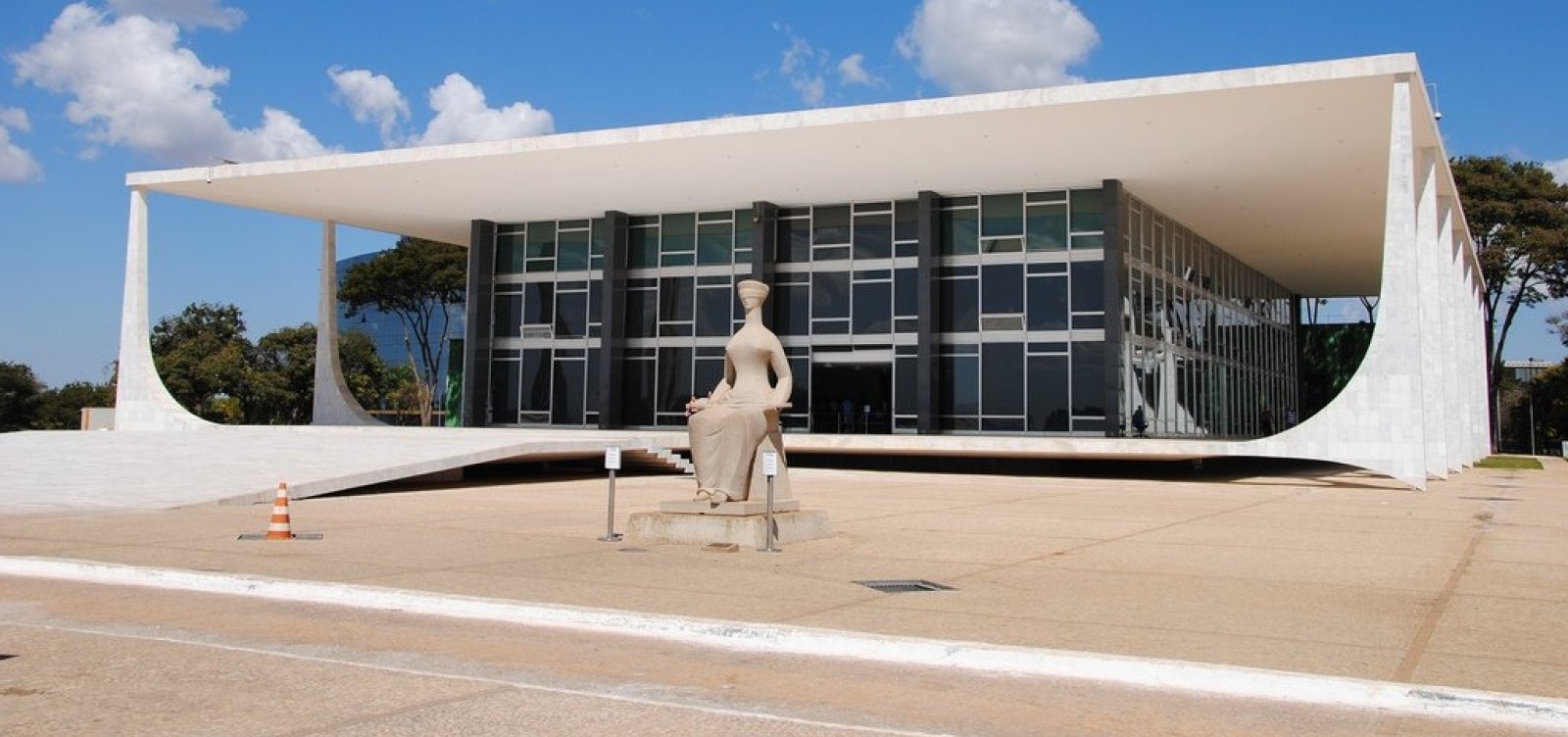 Juízes querem que revisão de auxílio-moradia se estenda aos três poderes