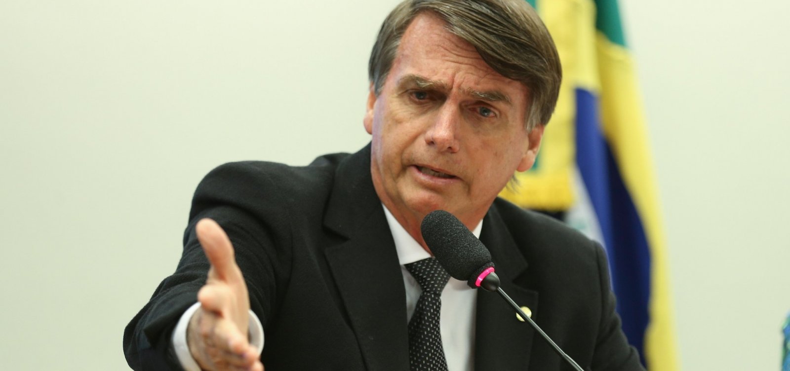 Bolsonaro diz que cubanos que deixaram o Brasil são militares e agentes