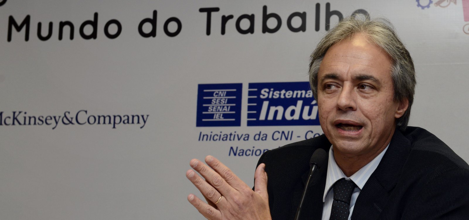 Bolsonaro escolhe Mozart Neves como ministro da Educação