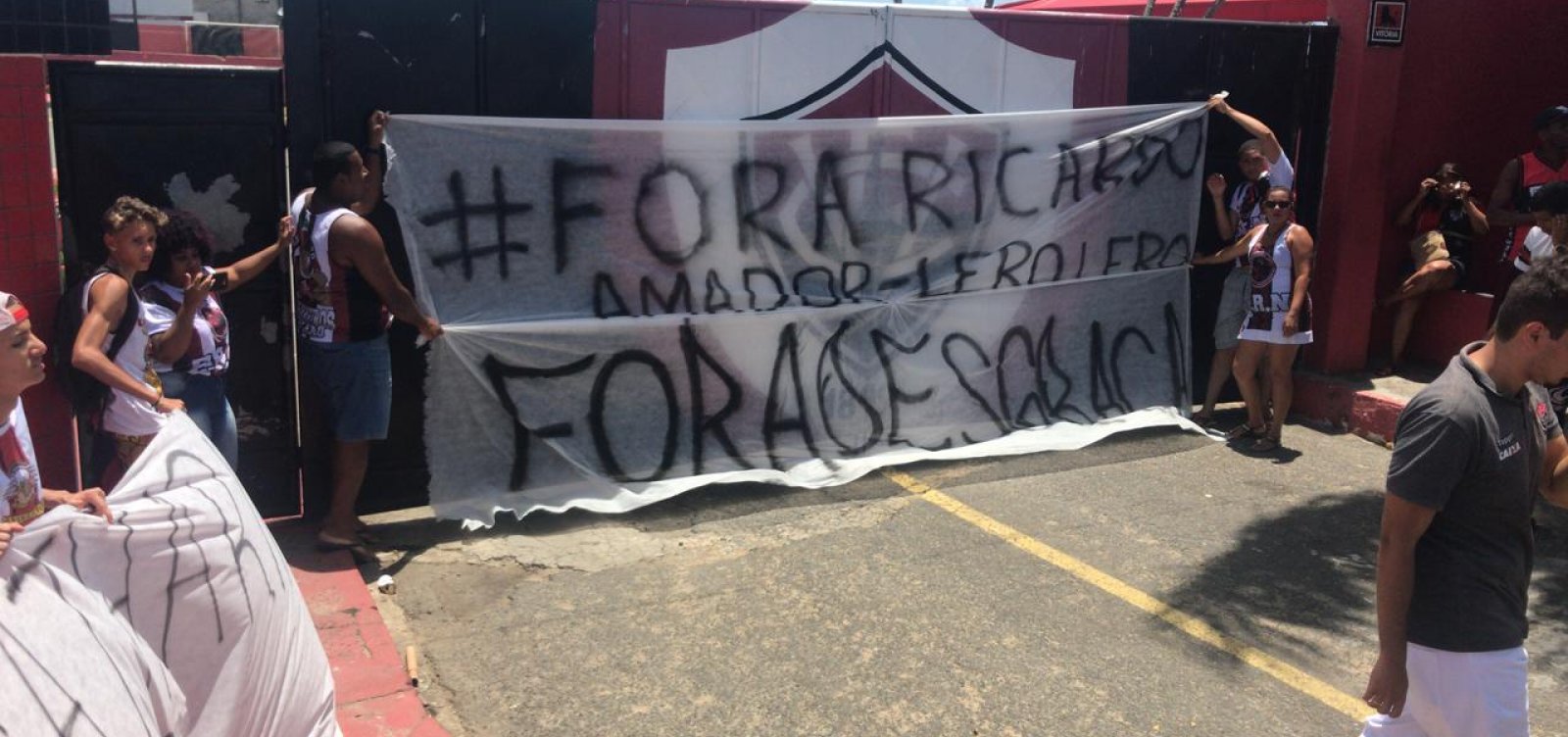 Torcedores do Vitória protestam no Barradão e pedem renúncia de Ricardo Davi