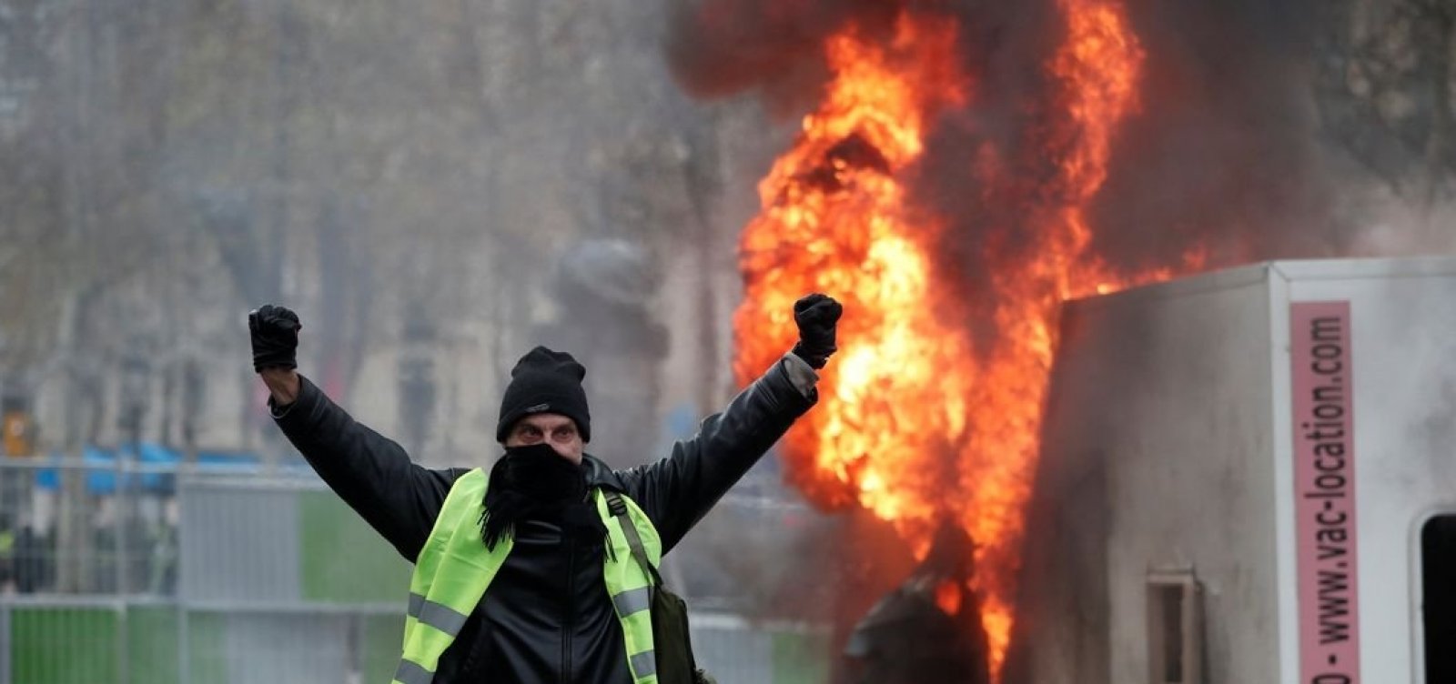 Manifestantes protestam contra aumento de combustíveis em Paris