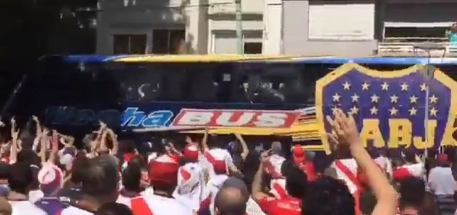 Boca pede suspensão da final da Libertadores; jogadores reclamam: 'Que deem a taça ao River'