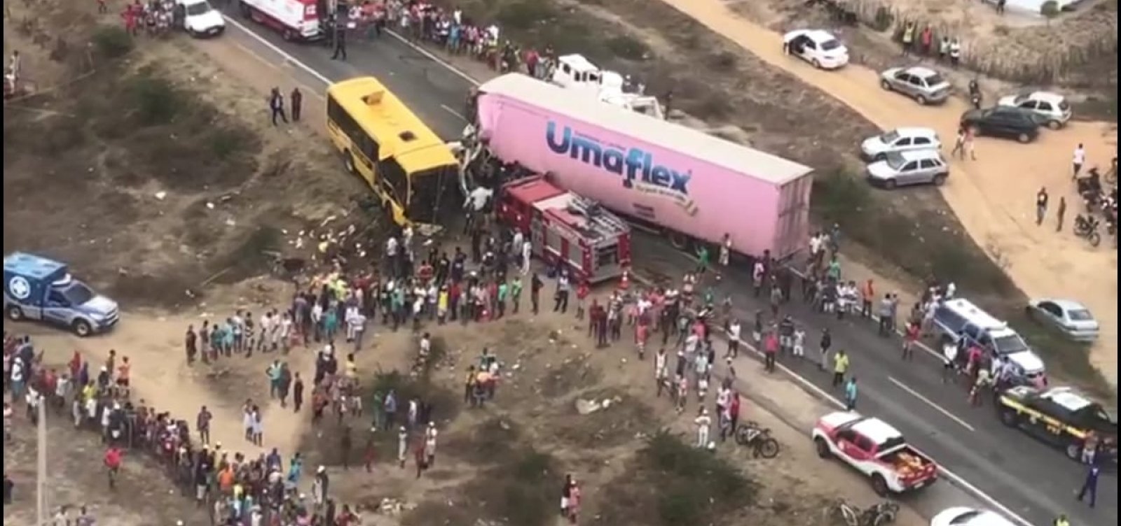 Acidente entre ônibus escolar e carreta mata cinco pessoas na BR-116