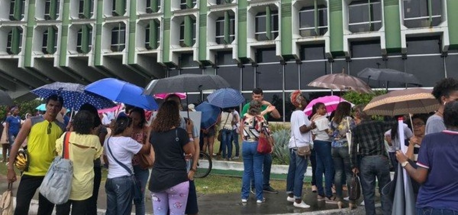 Professores protestam em Salvador contra fechamento de escolas estaduais