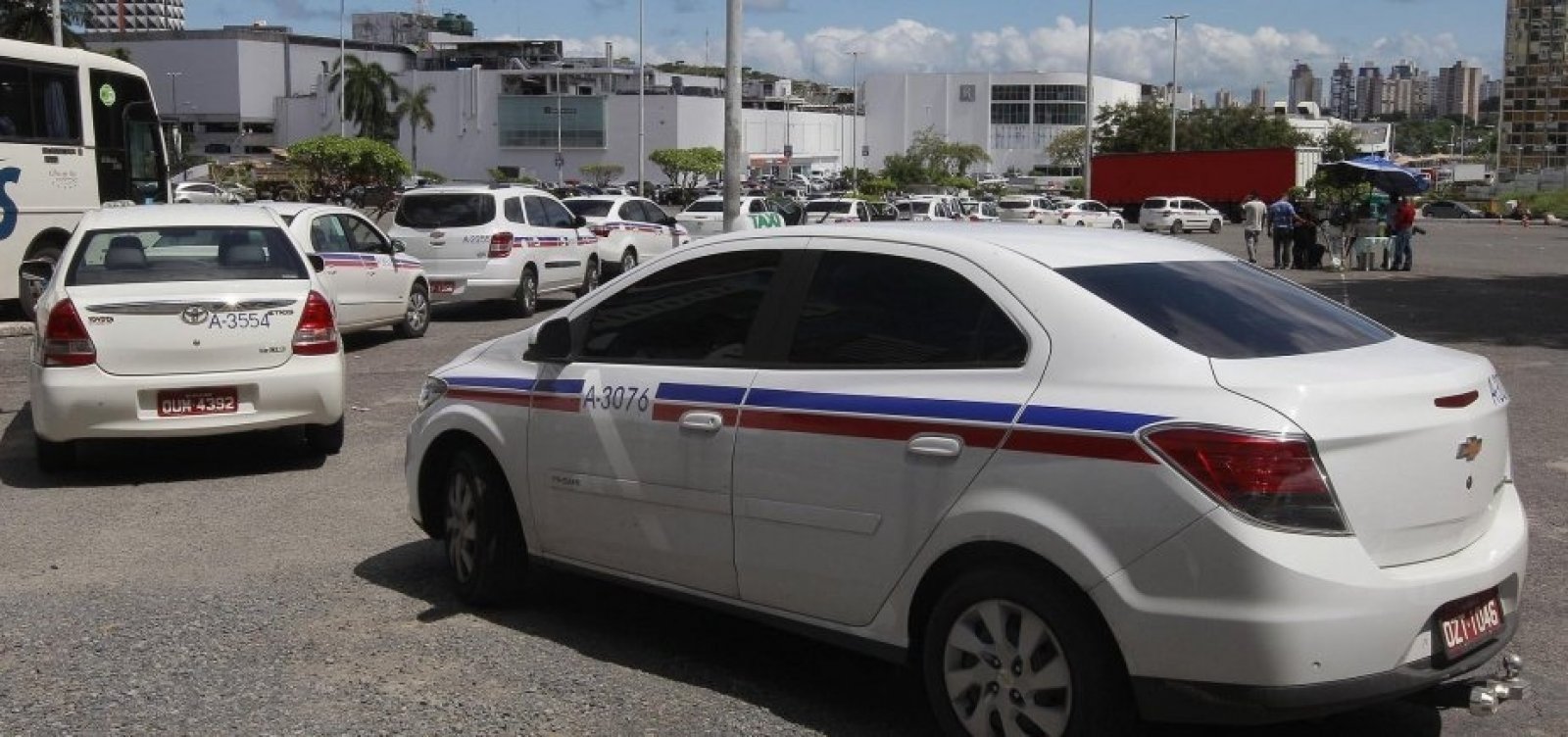 Cobrança de bandeira 2 em dezembro vai ficar a critério dos taxistas em Salvador