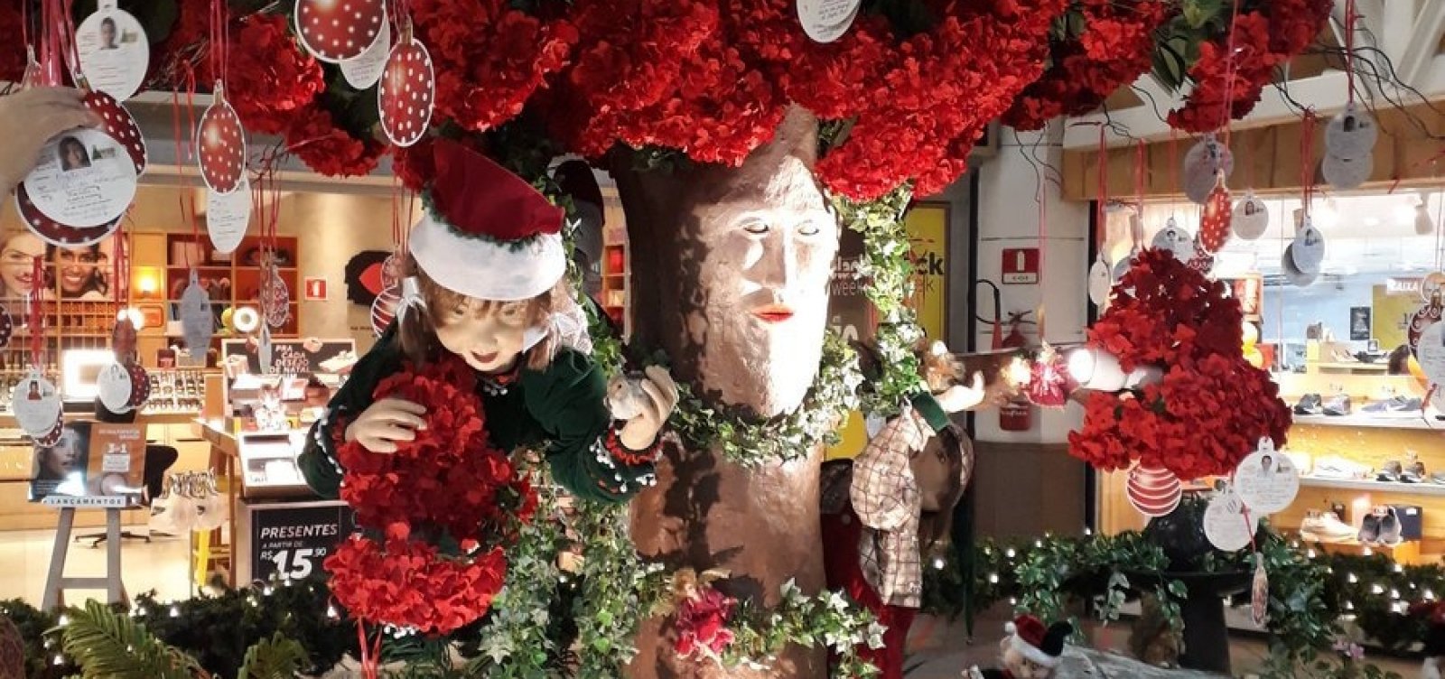 Árvore de Natal em Fortaleza assusta clientes e vira meme - Metro 1