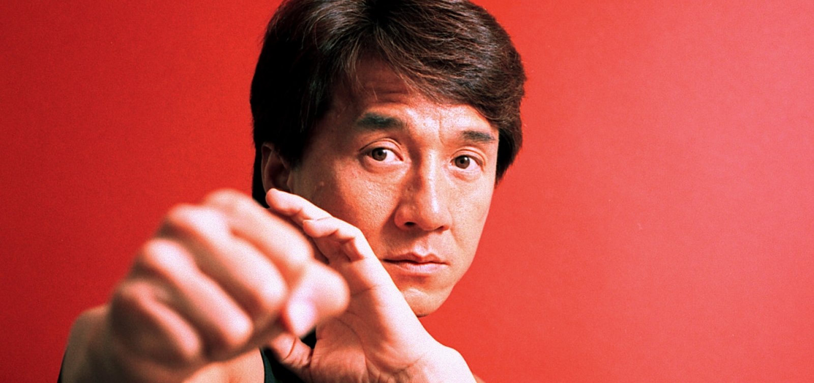 Jackie Chan revela que quase matou o filho sufocado: 'Eu sou um completo idiota'