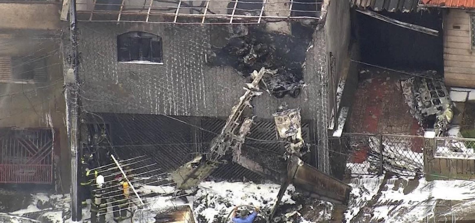 Partes de avião que caiu em São Paulo começam a ser retiradas dos escombros