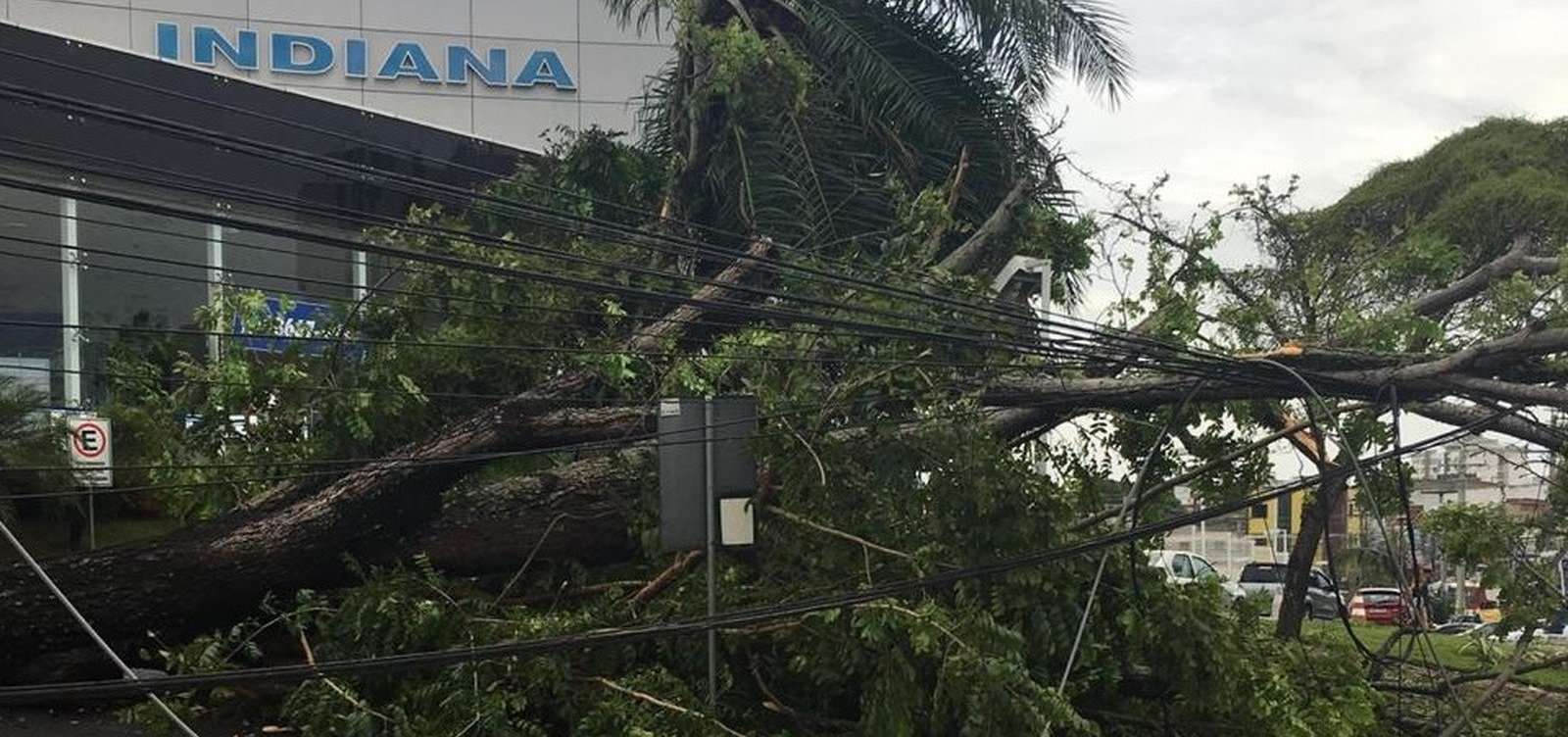 Chuva causa transtornos e estragos em Lauro de Freitas