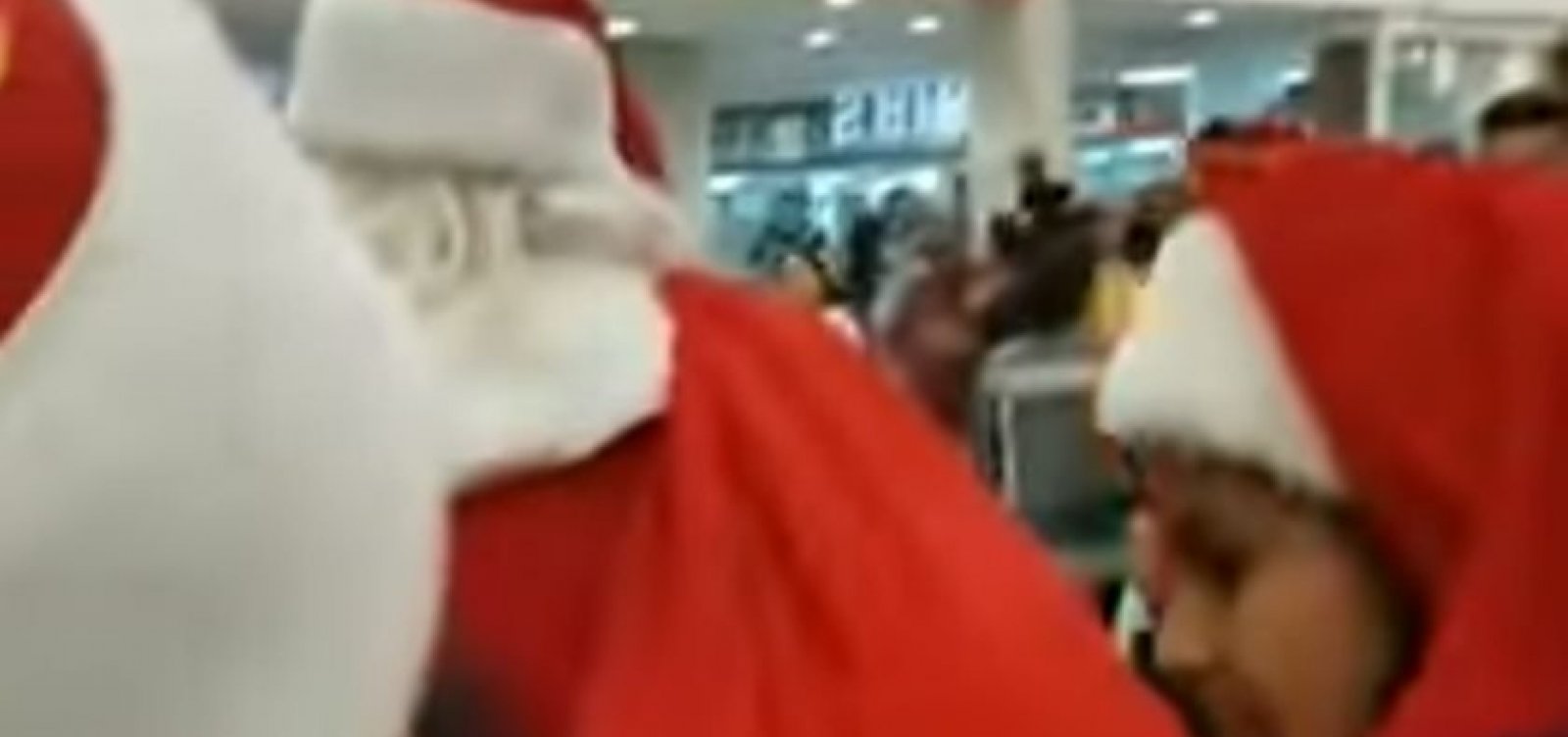 Papai Noel abandona crianças na fila e é vaiado em shopping