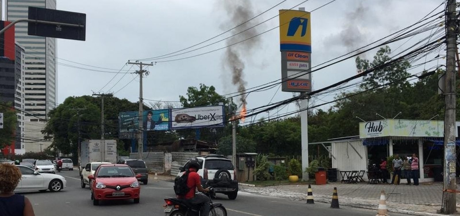 Fiação de poste pega fogo após curto-circuito no Stiep