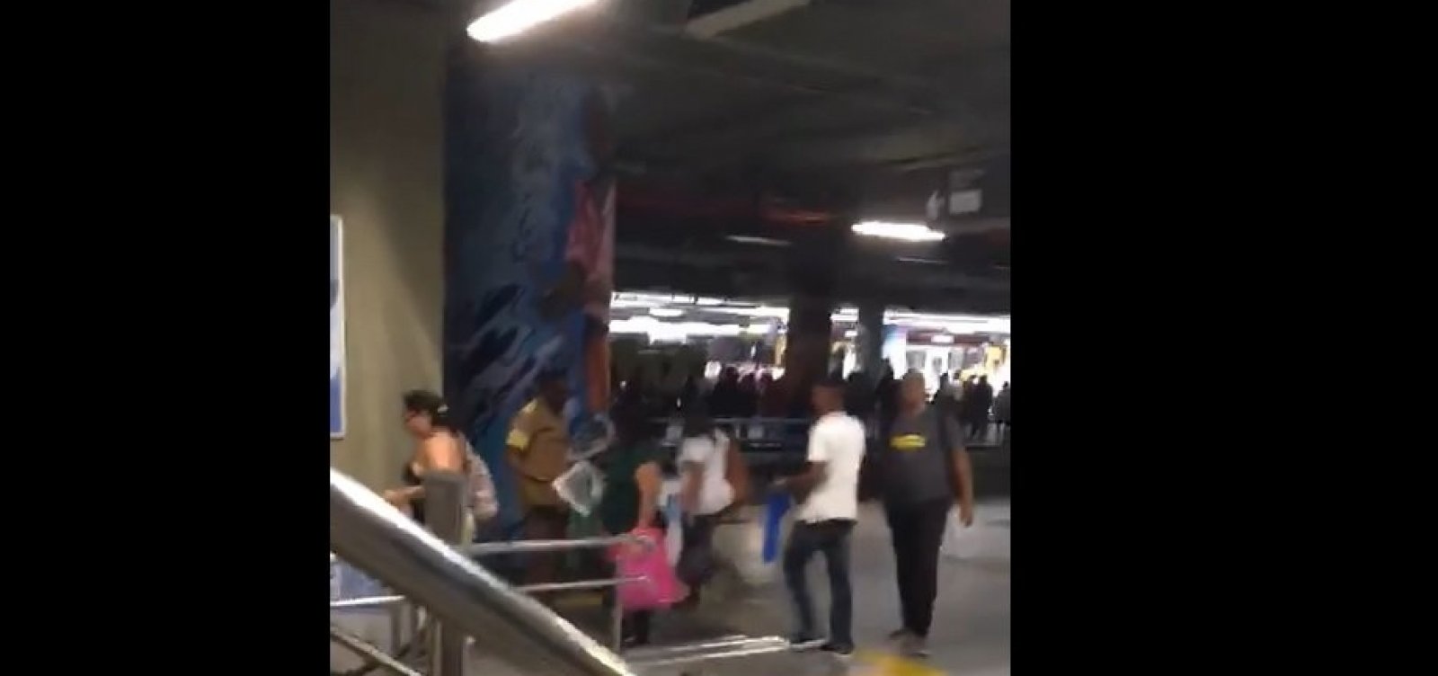 Agente da Prefeitura é flagrado distribuindo informativo do BRT na Estação da Lapa; veja vídeo