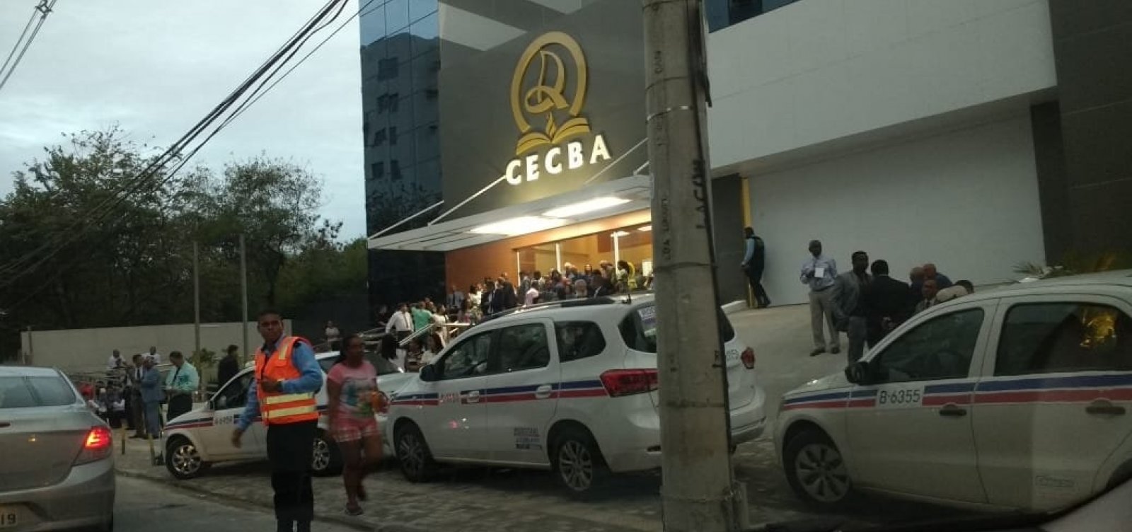 Igreja provoca engarrafamento no Costa Azul, denuncia leitor