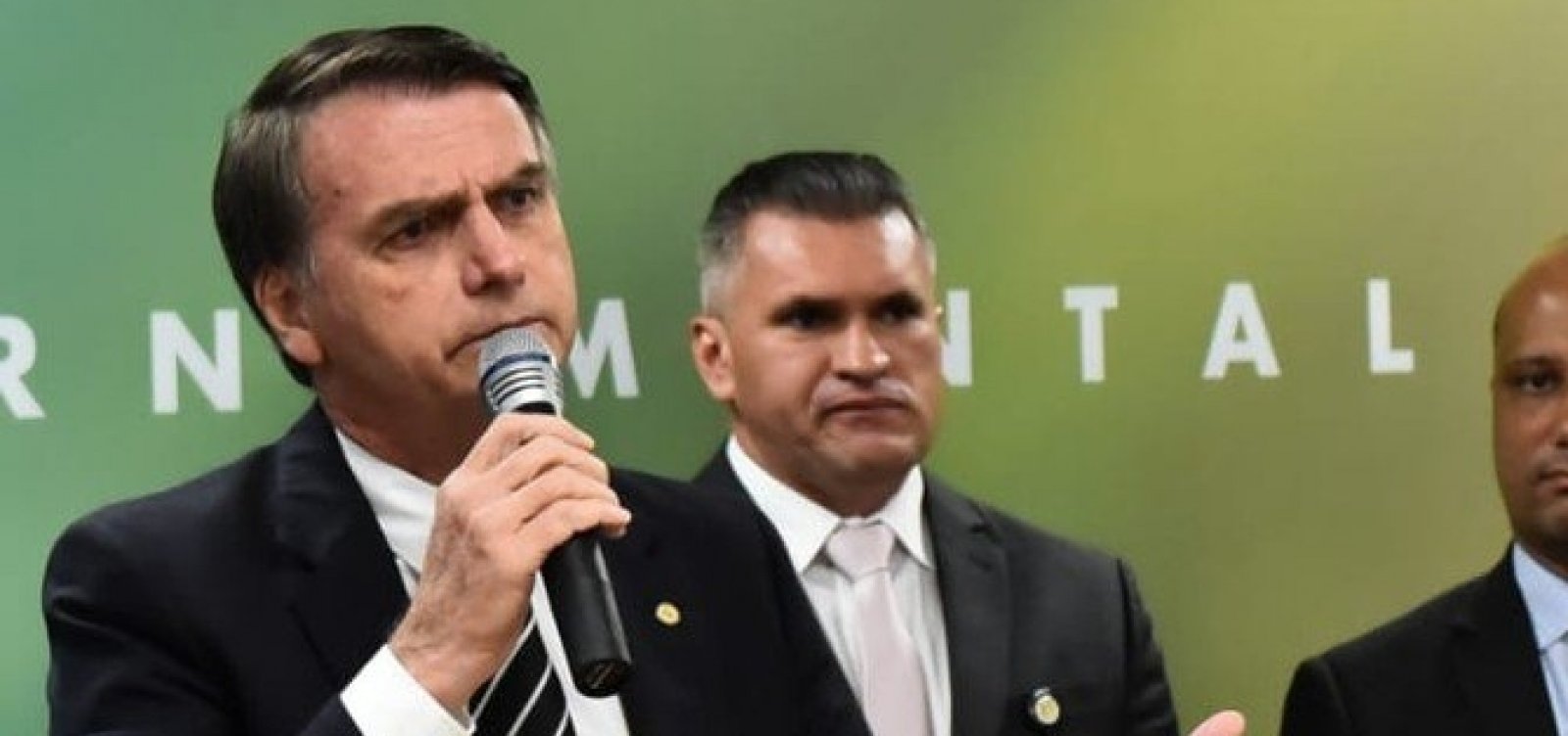Zé Rocha presenteia Bolsonaro com camisa do Vitória e organizada de esquerda do clube protesta