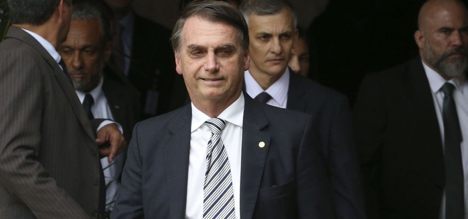 Bolsonaro passa mal em avião e é atendido por médicos 