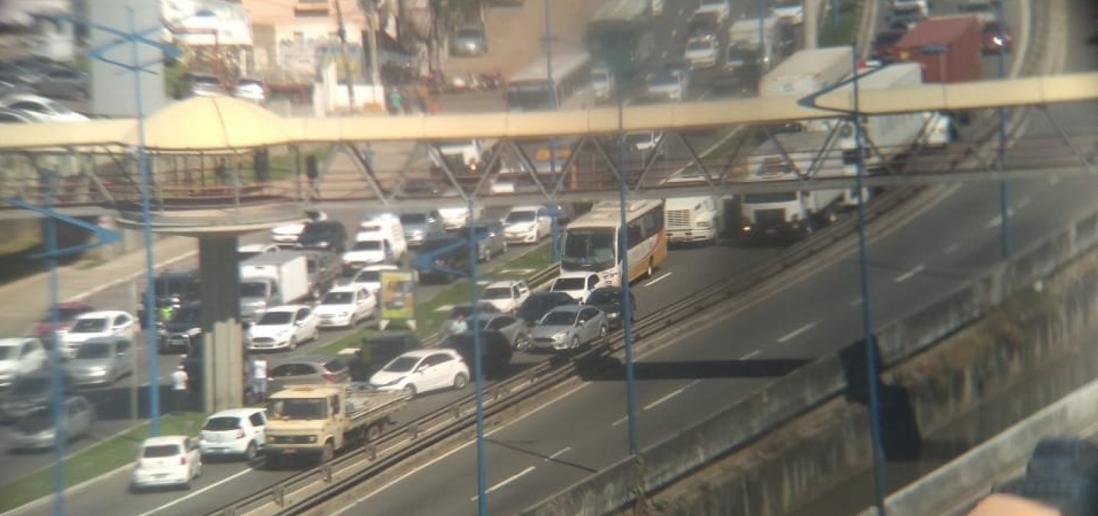 Trânsito engarrafa na Via Expressa e motoristas tentam fugir do engarrafamento