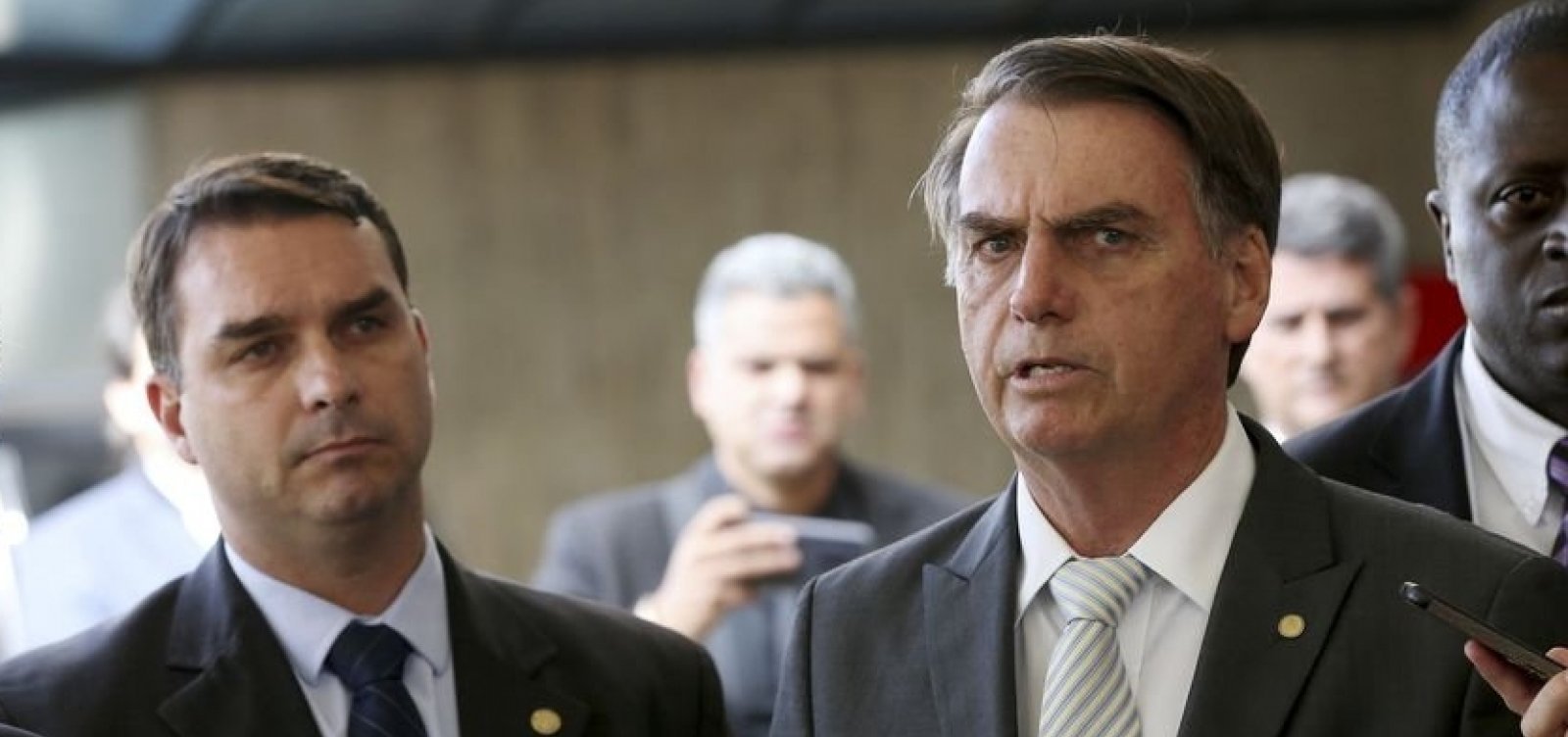 PT quer incluir aditivos no pedido de investigação de filho e esposa de Bolsonaro, diz coluna