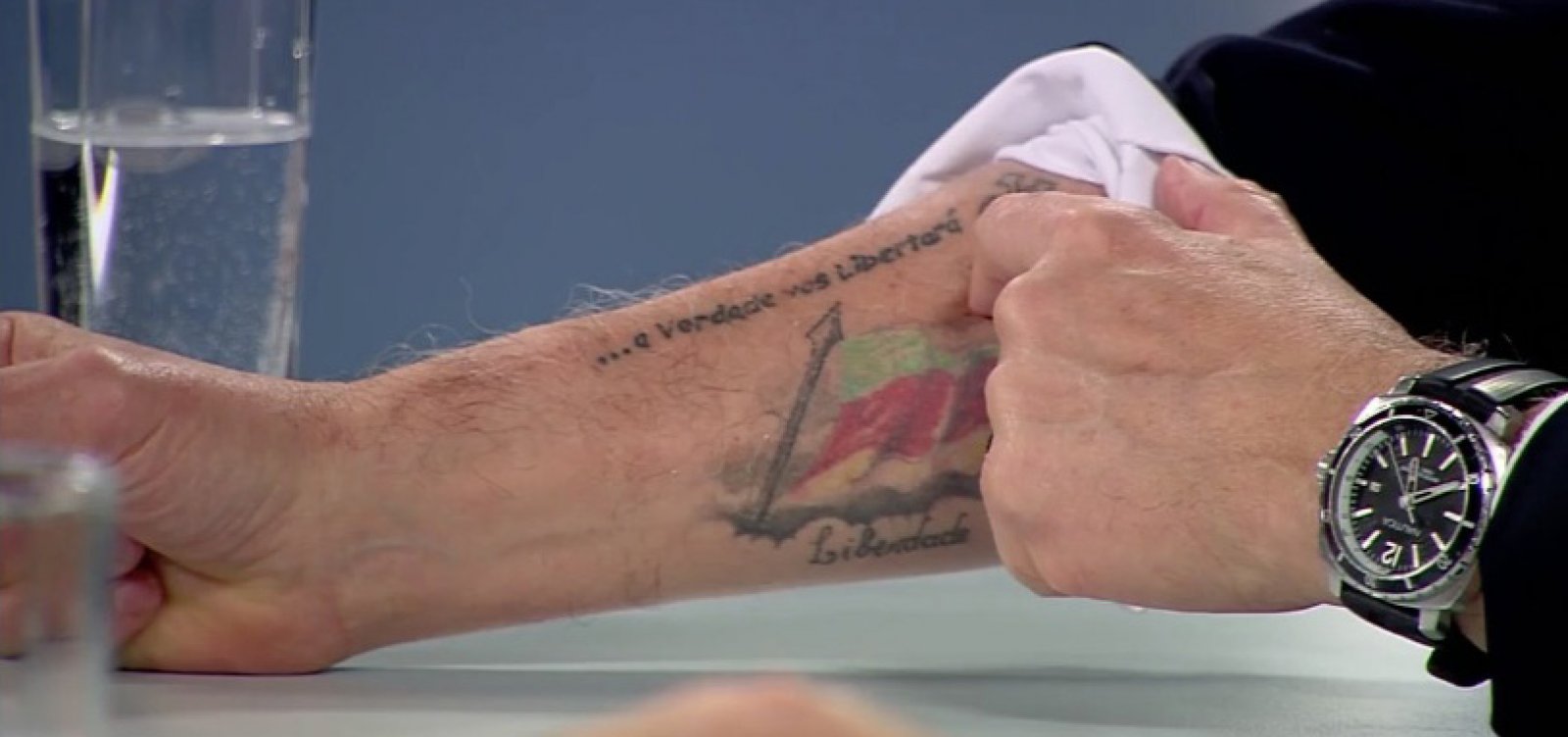 Ministro de Bolsonaro revela tatuagem para 'lembrar erro’ do caixa 2