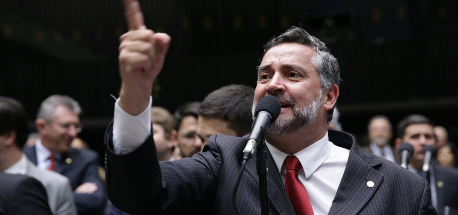Deputado do PT suspeita de vazamento de investigação para família Bolsonaro
