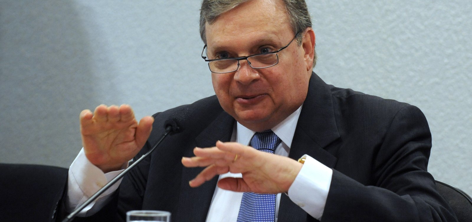 'Aécio já prejudicou muito o partido', diz ex-presidente do PSDB