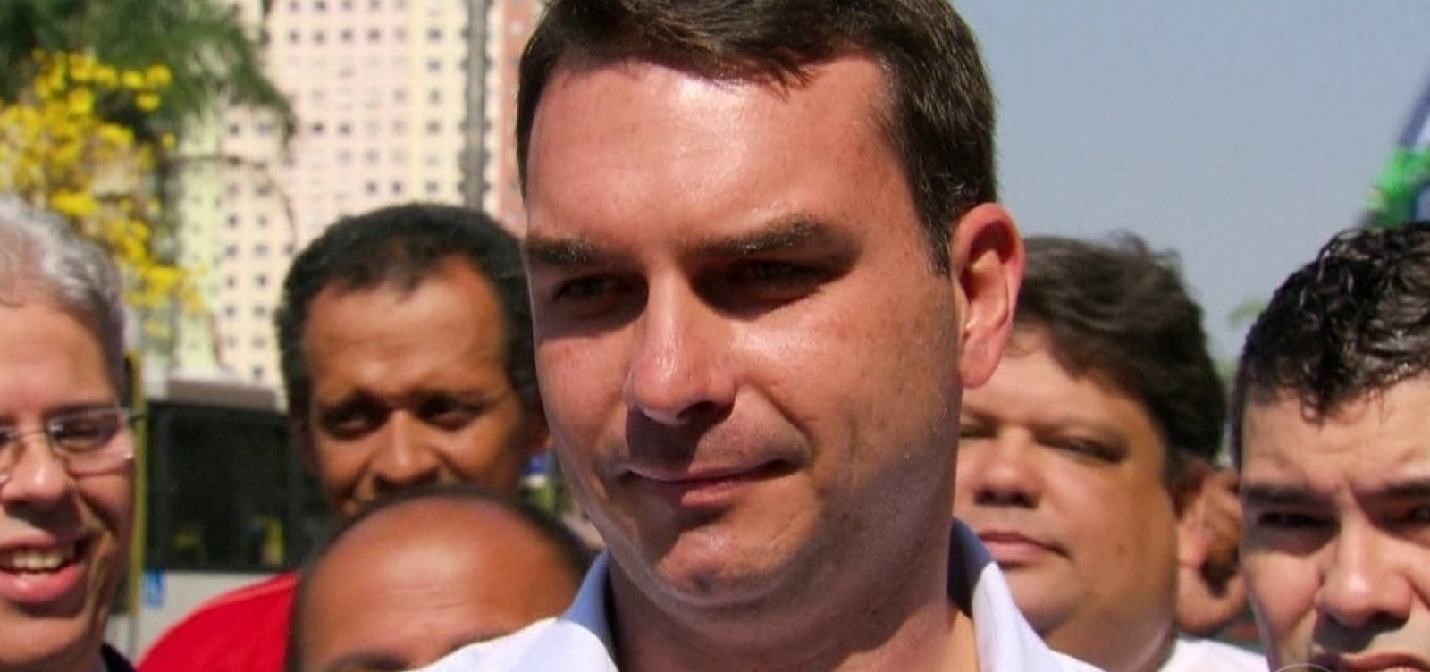 Depósitos em conta de motorista de Bolsonaro coincidem com pagamentos na Alerj