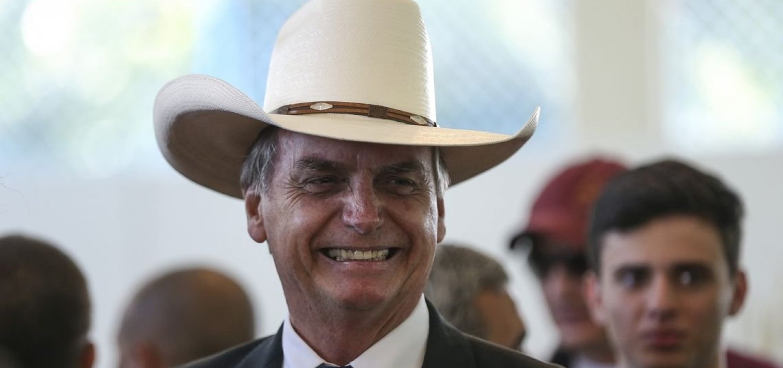 Bolsonaro desautoriza filho e diz que pena de morte não será debatida em seu governo