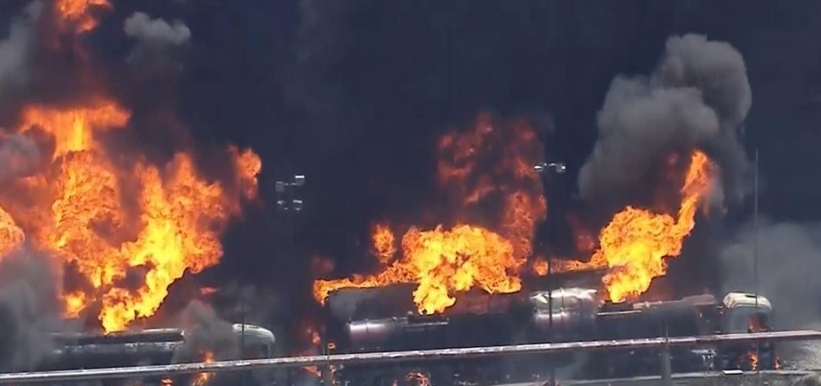 Incêndio atinge refinaria de petróleo no Rio de Janeiro