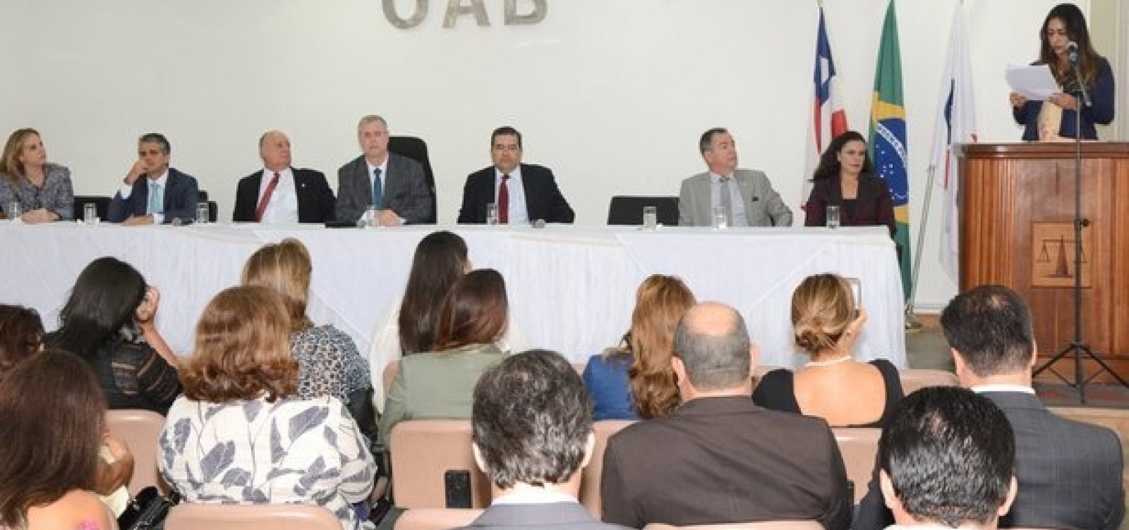 OAB-BA realiza desagravo público em favor de advogada ofendida por conselheiro do TCE