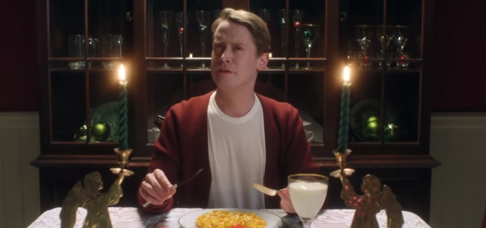 Macaulay Culkin revive 'Esqueceram de Mim' 28 anos depois; Veja