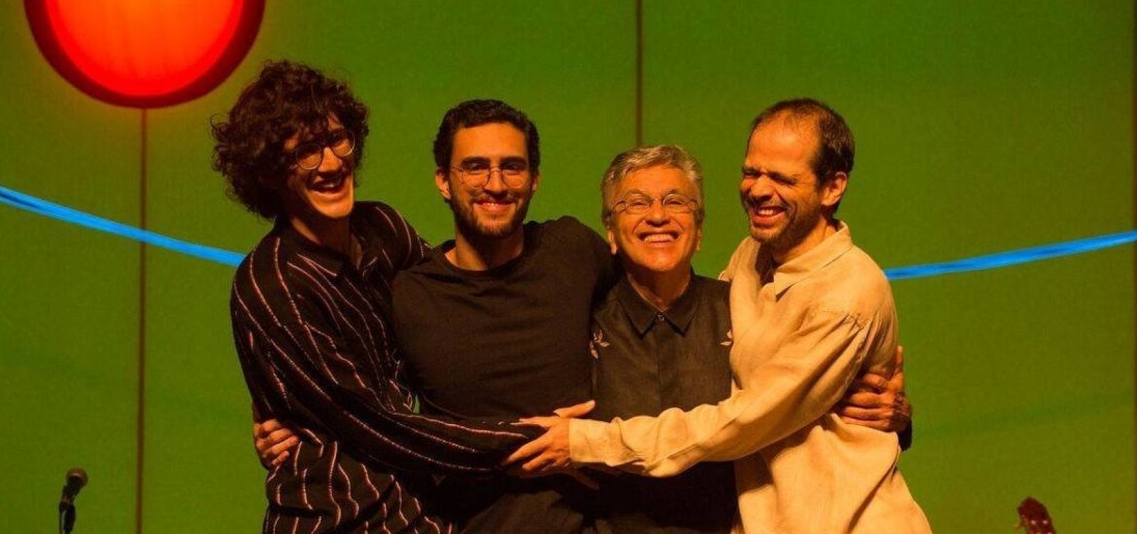 Caetano Veloso erra música e Tom, sem jeito, avisa: 'Pai, pai...'