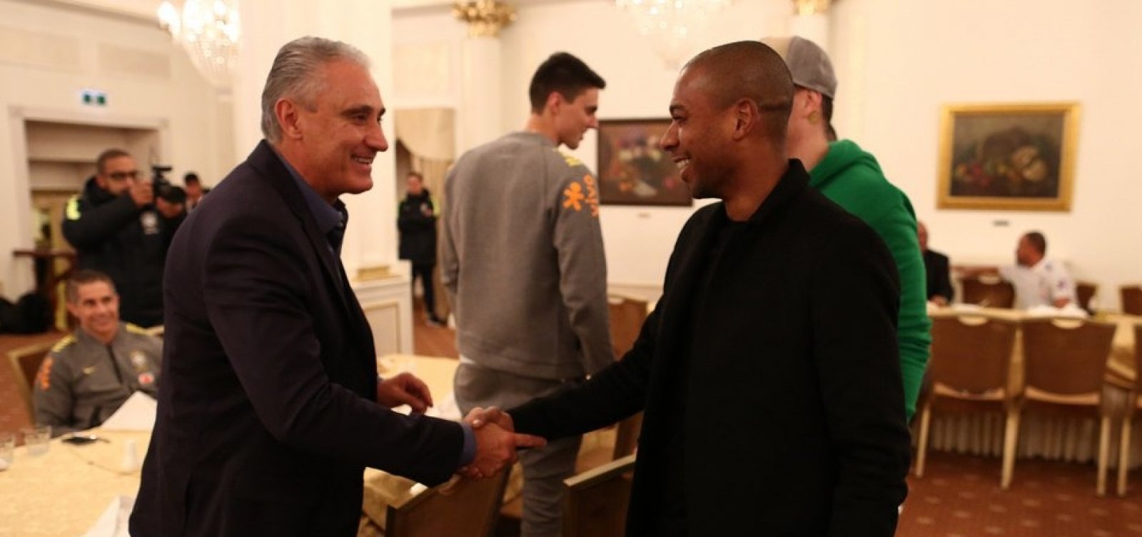 Fernandinho não quer voltar à seleção por ameaças a sua família, diz Tite