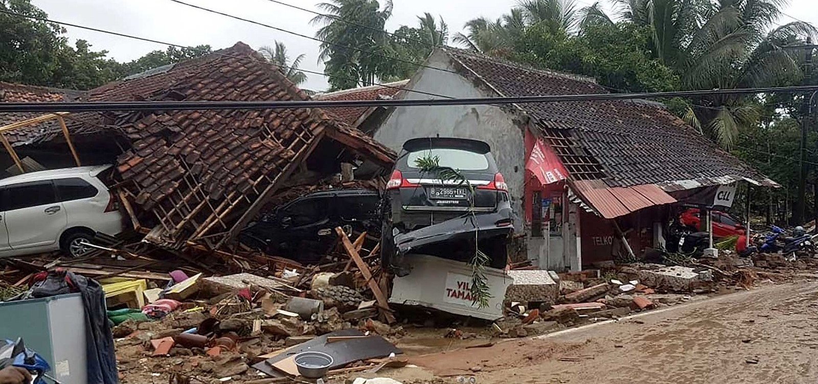 Número de mortos em tsunami na Indonésia sobe para 281