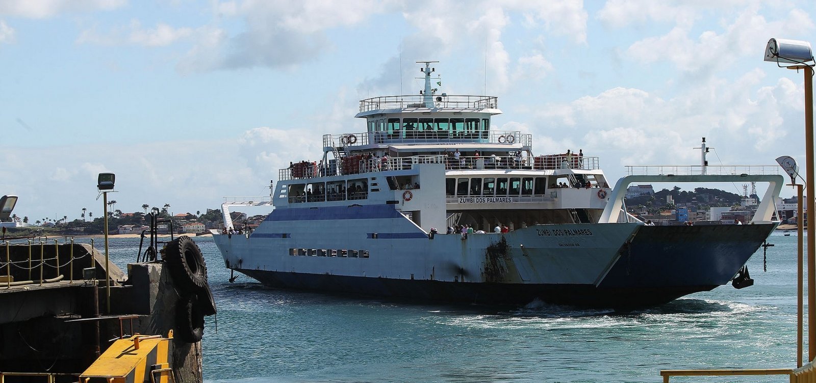 Ferry-boat tem movimentação tranquila com saídas de hora em hora
