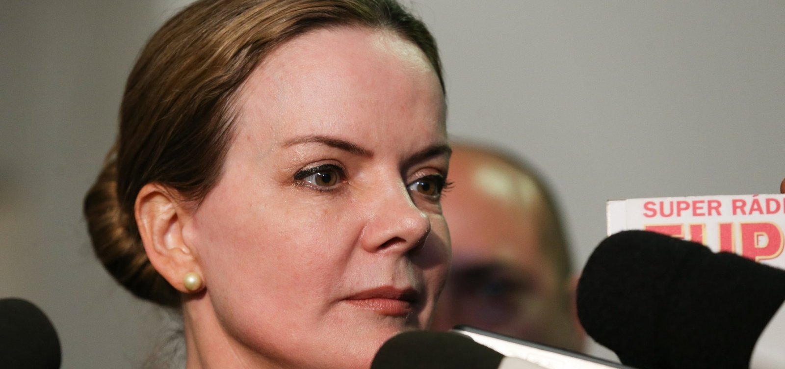 Gleisi Hoffmann ataca Bolsonaro em redes sociais, em defesa de Lula