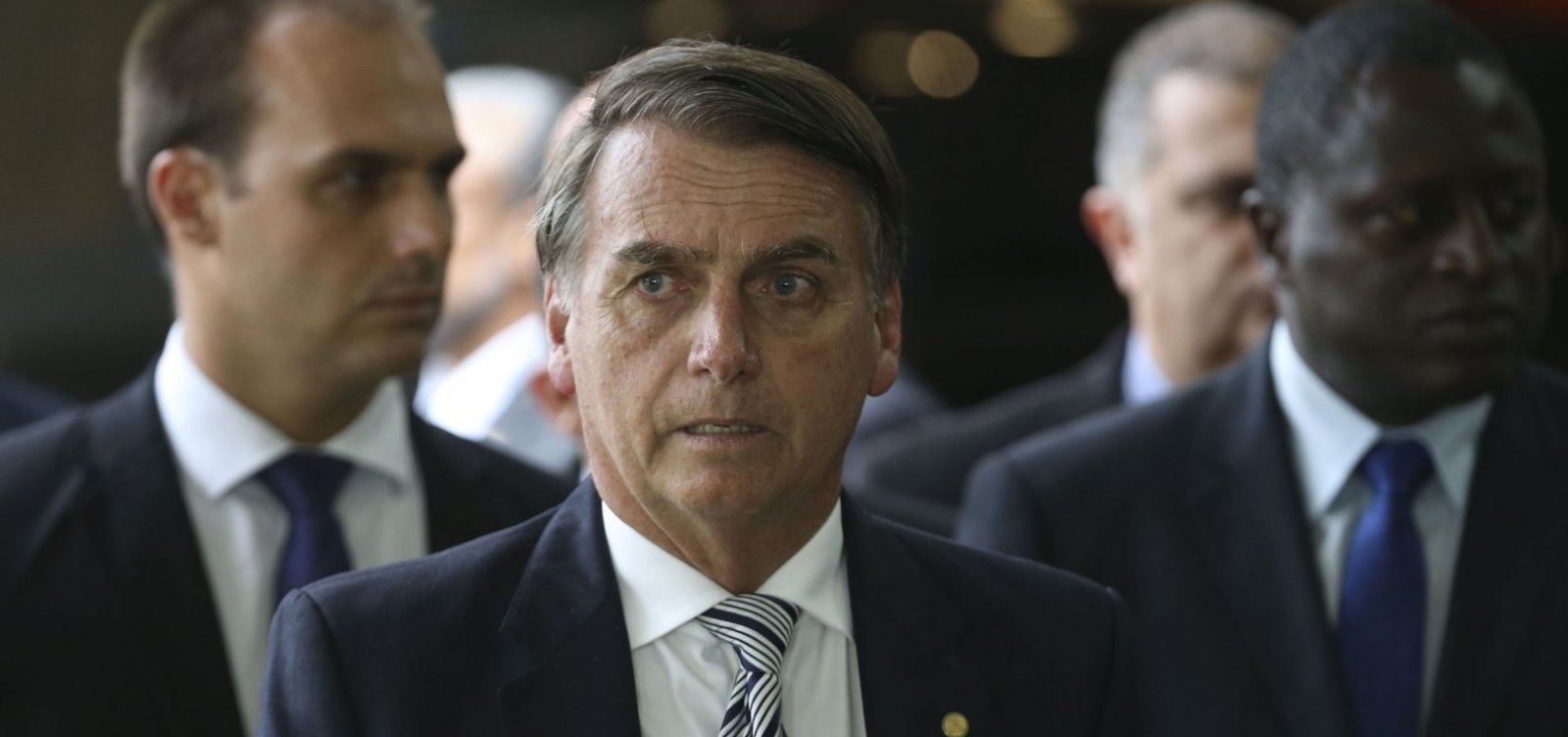 Jair Bolsonaro afirma que conterá 'desperdícios rotineiros de recursos' em seu governo