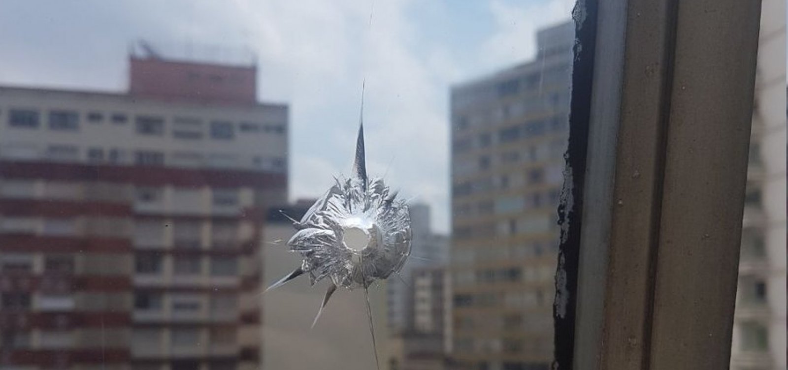 Câmara de SP vai investigar suposto tiro em vitrô; bolinha de gude foi encontrada no local