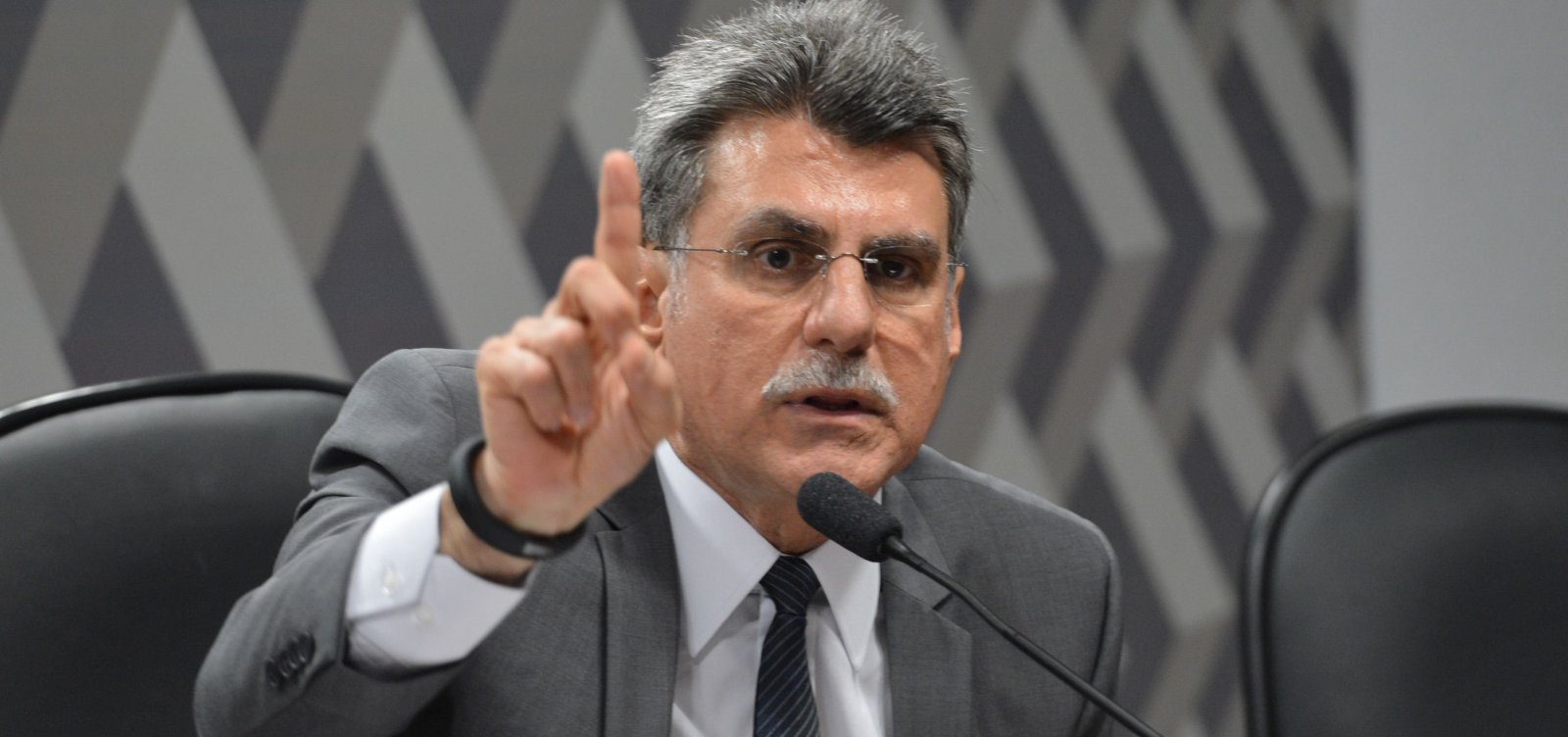E-mails mostram Jucá consultando Odebrecht antes de apresentar MP ao Senado