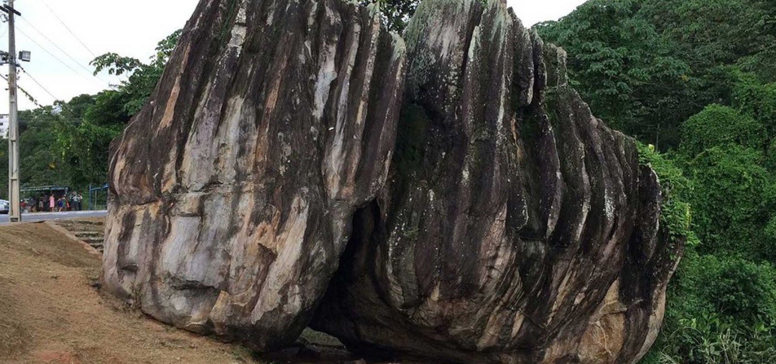 Pedra de Xangô é atacada com sal