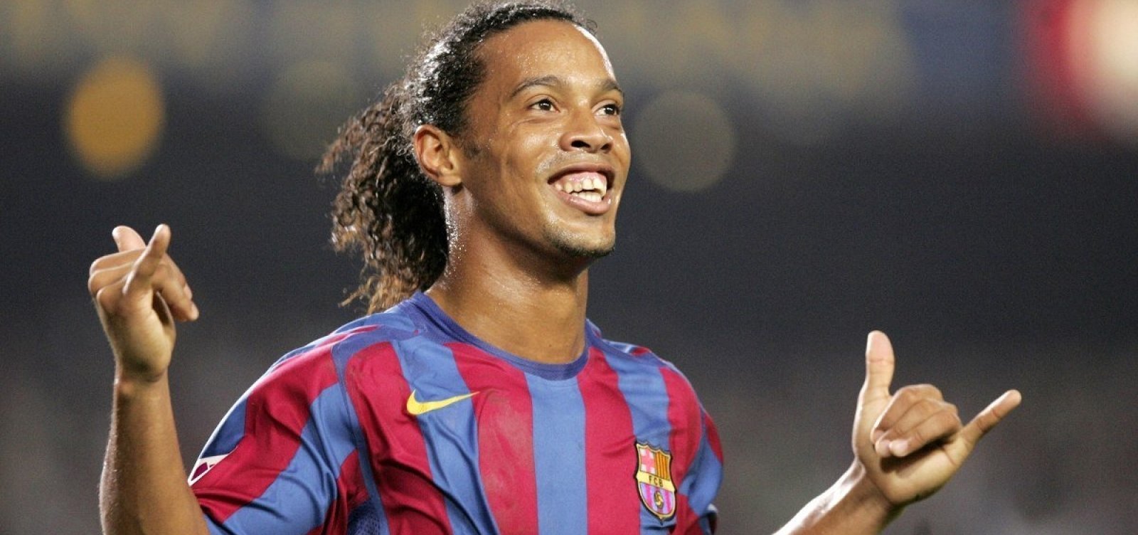 Com passaporte apreendido, Ronaldinho é ausência em homenagem a jogadores