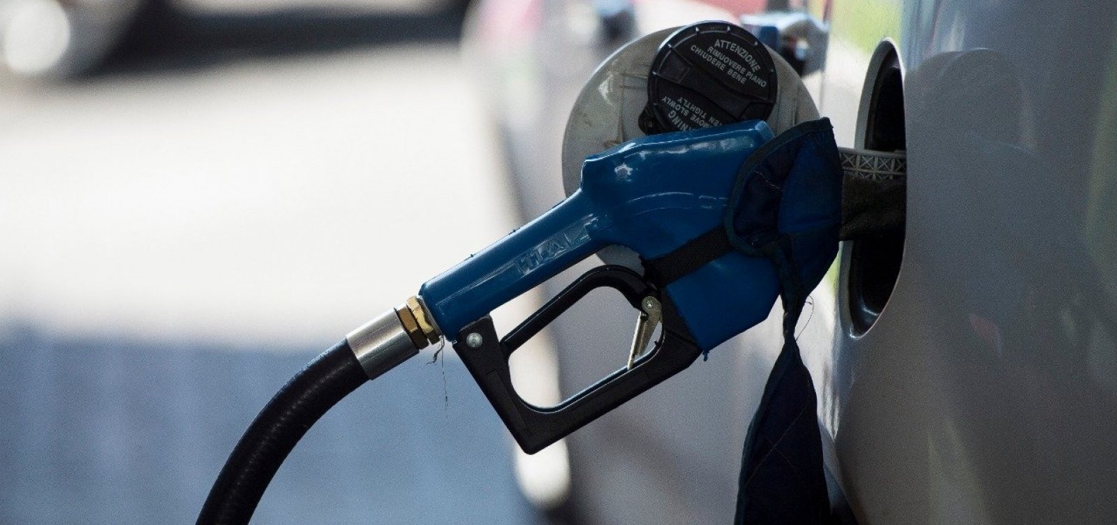 Preço de gasolina vendida nas refinarias cai e chega a R$ R$ 1,4675