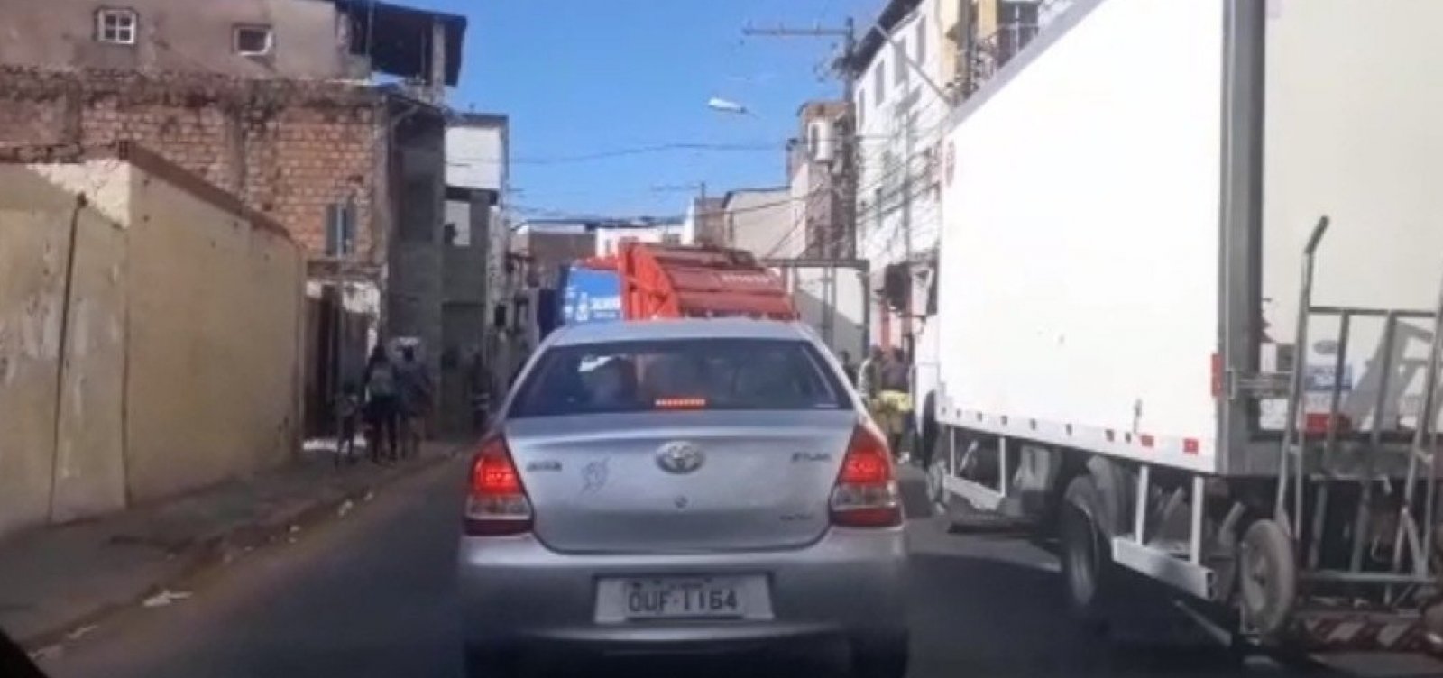 Ouvinte flagra caminhão da Limpurb bloqueando rua no Nordeste de Amaralina