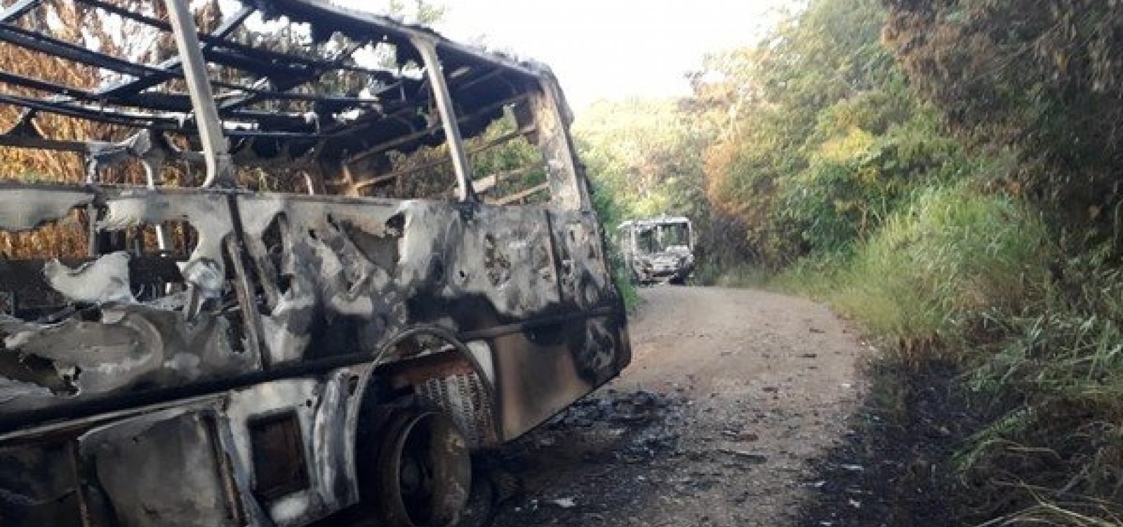 Dois ônibus são incendiados na zona rural de Ilhéus