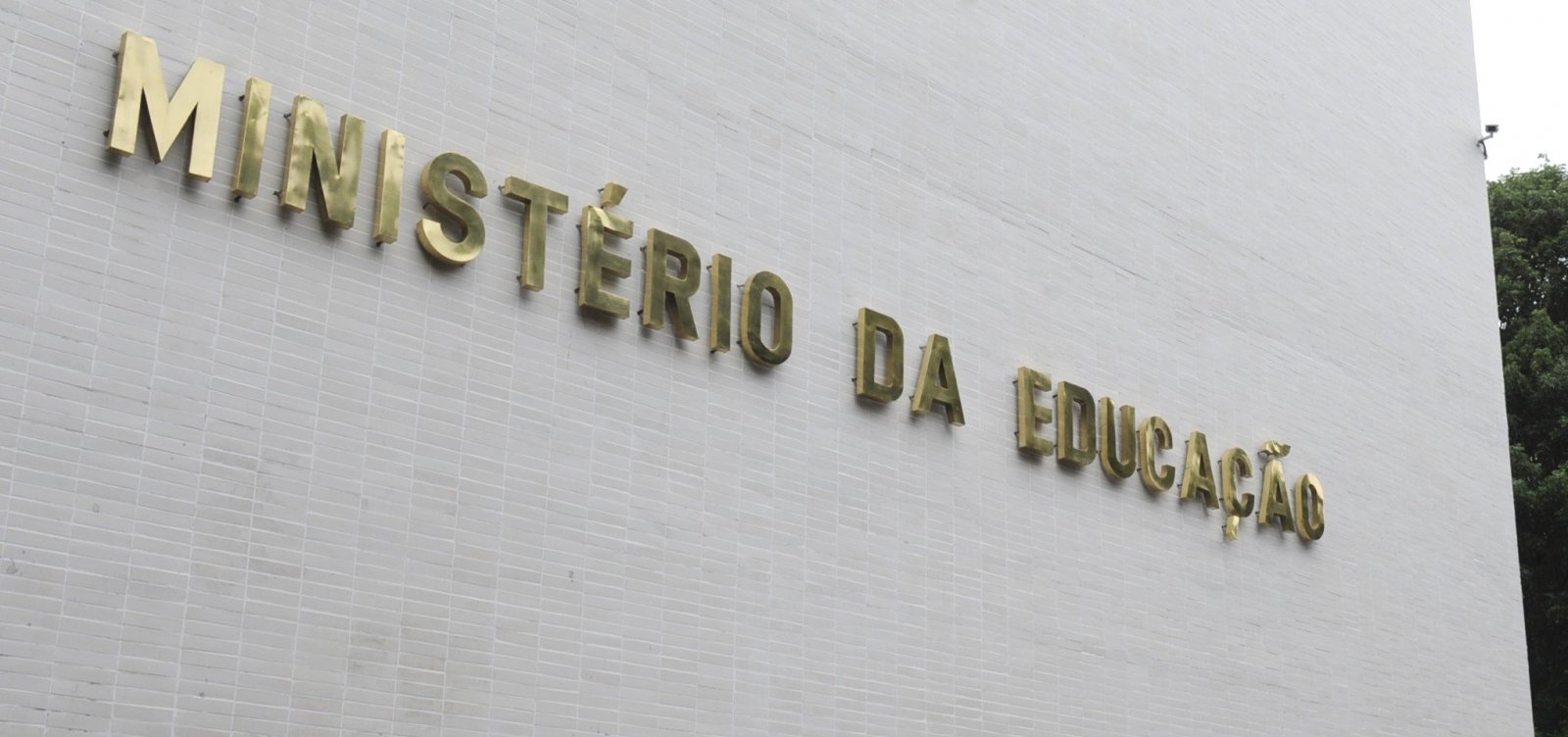 Após repercussão, governo Bolsonaro recua e anula mudança em edital de compra de livros
